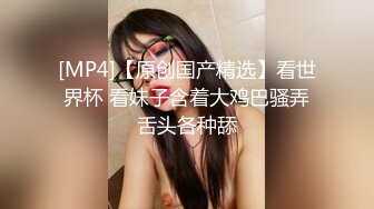 两个美艳的美少妇相互互舔玩穴舔逼，用双头蛇一根插两人