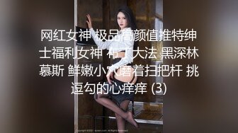 00后小姐妹在床上一起伺候小哥，口交大鸡巴舔乳头，互相抚慰玩弄骚穴和奶子，让小哥床上床下各种抽插爆草