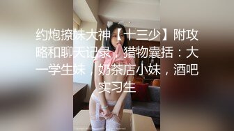 人妻老公不在家，约我到她家里操她