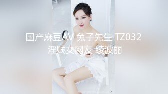 性感内衣的热红发女孩骑着公鸡和甜蜜的呻吟