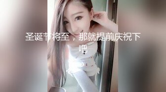 进入主人神秘的红色小房间身体就不自觉的发烫，穴穴也开始越来越湿，欲望渐渐燃起，无套内射2V2