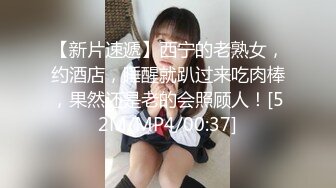 女神的幸福生活，超高颜值清纯美女，夹着大肥穴揉搓自慰，中年大叔加入操逼