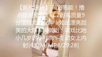 户外勾引农民工大哥草我老婆，这大粗鸡巴口交真费小嘴啊，让大哥揉奶玩逼舔弄，手扶拖拉机上各种爆草抽插