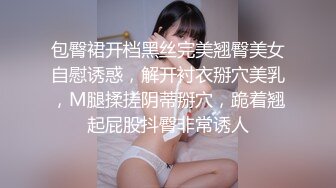 钢管舞女神的诱惑，制服高跟露脸无毛白虎逼性感好身材精彩大秀直播，揉奶玩逼激情艳舞看的旁边小哥受不了