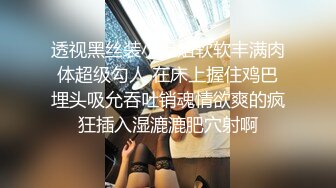 小妖精骚货TS徐雅婷被小猛男后入，强攻后逼逼，闺蜜在旁边偷笑：看把这小贱货肏的好浪啊，淫叫不停 都操软射了！ 