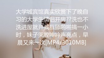 漂亮妹子带妈妈一起下海，自摸骚逼，观众要求看你妈逼，翘起屁股看骚穴，撩起衣服揉捏奶子