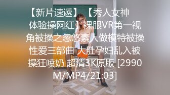 牛人厕所偷拍美女尿尿，还伸出上帝之手把MM吓的不轻