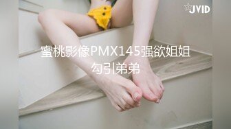 放假在家的美女大学生，露脸激情大秀挣下半年的生活费，颜值高身材好奶子圆润诱人，跟狼友