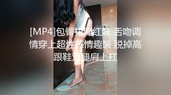 办公楼女厕全景偷拍连衣裙美女的小肥鲍鱼