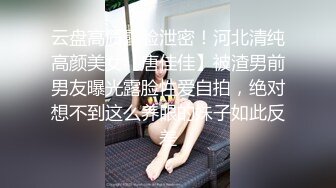 颜值杠杠的美女，天黑 尾随她到大楼厕所里，悄悄打开手机记录下她尿尿的美穴！ (1)