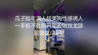 貴在真實,氣質小少婦被兩個胖子客廳3P,前後同時夾擊,呻吟聲響徹全屋