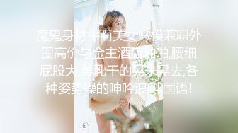 蜡笔老公专攻足浴按摩勾搭技师，带两个妹子回房间双飞，跪着口交前后夹击，沙发翘起屁股一个个后入猛操