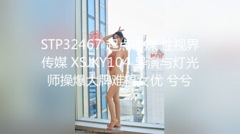 一家三口穿红衣的风骚女子逛公园，去厕所拉肚子去了，屁眼子冒出健康的稀粑粑（原档）