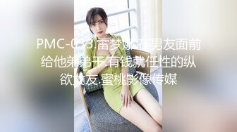 【小性感】一个人走到公共厕所脱下裤子来玩自己小穴 把我的拳头全部插进去 还是不够爽拿着道具狂插