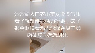 外表清纯文静的气质长发性感美女和男友酒店激情啪啪进镜头自拍,逼毛刮得真干净,干完后还拿着鸡鸡往里插!