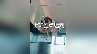 尾随偷拍 绿色吊带连衣裙极品少妇性感灰色窄内清纯脸蛋穿的这么骚反差真是太大了