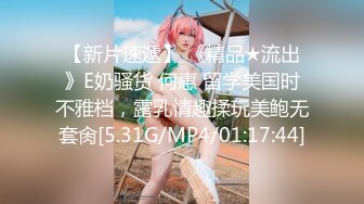 [MP4]多处纹身大奶妹，手伸进牛仔短裤摸逼，69姿势舔逼抬腿猛操，操的妹子大叫后入大屁股撞击