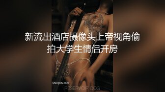 黑客破解家庭网络摄像头偷拍老婆在厨房煮饭过程中被欲火浑身的老公 扒光抱起一顿操