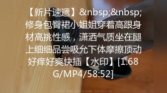 两个年轻的姐妹花露脸兼职赚外快，跟狼友互动撩骚脱光光，拿着在网上买的按摩棒捅骚穴揉奶子