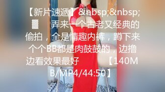 韵味阿姨带着女儿一起上厕所，阿姨还来着姨妈 嘘嘘的尿液流淌着姨妈血