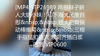 三男兩女居家亂交Party,倆小母狗翹著蜜桃臀等待大J8的進入,場面瘋狂,呻吟聲不斷