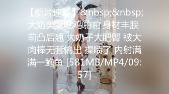 极品CP✅魔手》疯狂大胆坑神躲进商场女_厕独占一个坑位隔板缝中偸_拍各种B形妹子方便▲极限特写镜头快要碰到B了 (8)