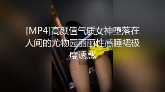 四眼小师妹、人小但够骚，自慰不够爽，叫来两个同学一起3P快乐~~ 