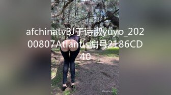 风骚熟女户外公园勾搭闷骚大哥激情啪啪，全程露脸让大哥吃奶子，深喉大鸡巴开档黑丝直接后入爆草抽插好多水