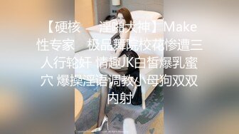 三个中年老骚女全程露脸伺候一根大鸡巴，三女互动吃奶舔逼舔脚，穿上假鸡巴内裤互插抽插，听狼友指挥真刺激