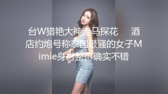 牛仔小美女跟小哥在家激情啪啪给狼友直播，全程露脸互动听指挥，让小哥舔逼口交大鸡巴，无套抽插高潮尿尿