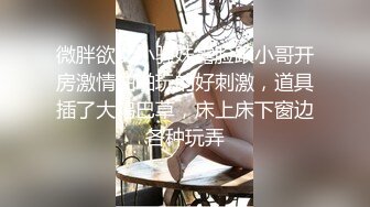 小夫妻很另类，卫生间马桶上开干，瘦瘦小哥哥后入操大眼美少妇