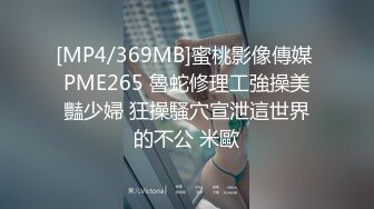 会所培训新人两个年轻小妹被两个小哥爆草抽插激情4P 躺在床上被小哥各种玩弄，揉奶抠逼轮草浪叫呻吟不断