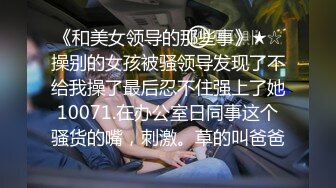 花臂纹身娇小美女撩下衣服就要吸奶子跪着深喉舔屌