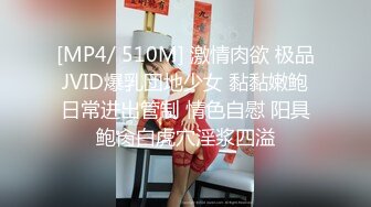 靓女服装店逛街男友在旁敢穿超短裙骚丁前后CD 制服JK学生妹展会做兼职粉色蕾丝内内发现镜头