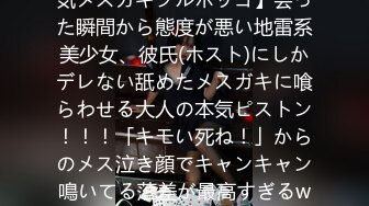 商城跟随偷窥跟闺蜜逛街的漂亮眼镜小姐姐 粉内内包着性感大屁屁很诱惑