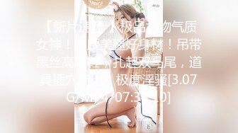 [MP4/985MB] 泰国难得一见超级清纯 身材特别棒的极品美女kk，白皙的皮肤和一双大长腿翘翘美臀，和炮友搞3P，郊外漏出 比写真女神还极品