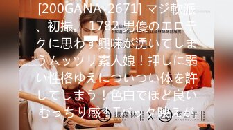 《勾引野战》安徽老板娘和闺蜜勾引两个年轻力壮的小伙到荒废的大棚力4P野战