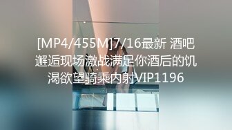 [MP4/ 895M] 新流出大神潜入水上乐园更衣室过道密集区偷拍也不怕被人发现