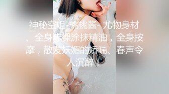 美女闹市区脱了衣服，露出性感的白皙酮体，谁也拦不住，警察也不行！