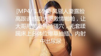 棕丝女友拿着屌往里插