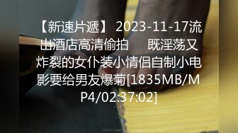 约了两个萌妹子玩双飞，一起舔弄上位骑乘轮流操搞完双飞留一个继续玩