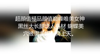 河南会玩的年轻夫妻，客厅穿着情趣黑丝足交，方言也不太听得懂，貌似挺开心欢乐的！