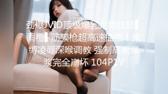 潜入公司女厕偷拍身材娇小的女同事