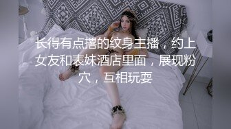 轻熟少妇，逼逼塞AV棒在服装店淫荡自慰，震得淫水都流了，有个女孩进来挑选衣服，赶紧夹着跳蛋出去介绍，刺激啊！