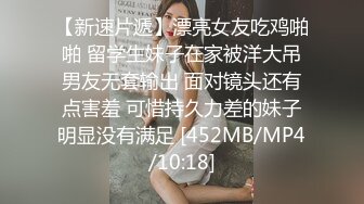 叫上好兄弟再叫上两个美妞来搞4P，奶子大颜值高从沙发搞到房间床上